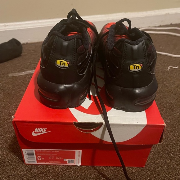 Nike Air Max Plus Sz 6y black and bright crimson - Picture 3 of 3